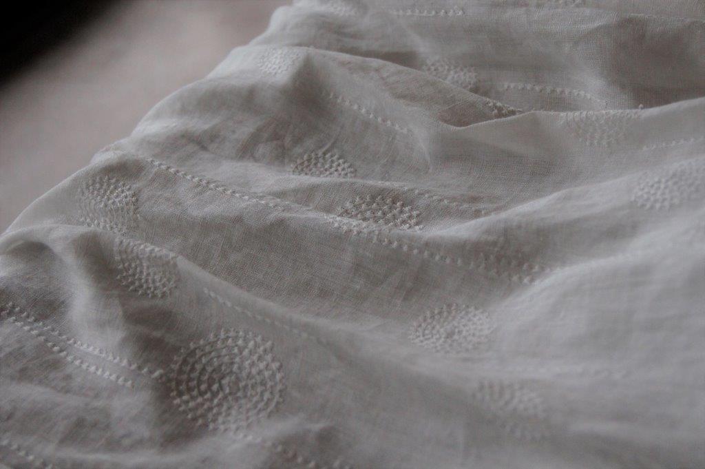 生地の質感_雨雫柄の綿刺繍を施した、リネン生地