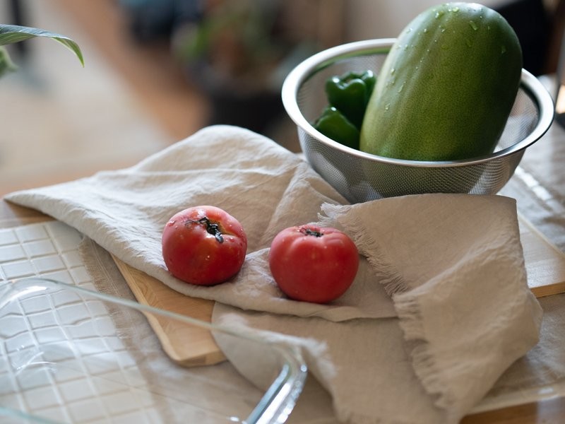 野菜の水滴を拭く