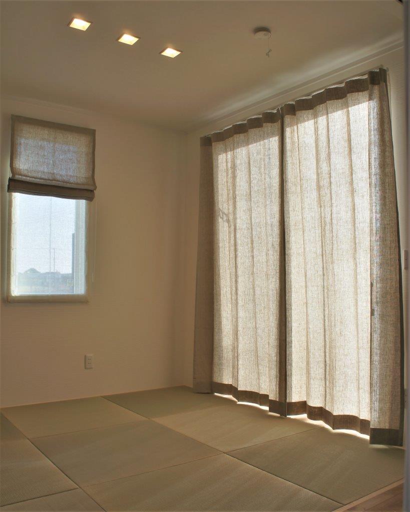 和室に調和する天然繊維のカーテンとプレーンシェード
