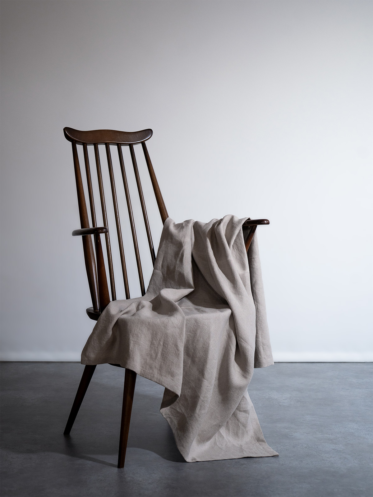 椅子とリネンのブランケット