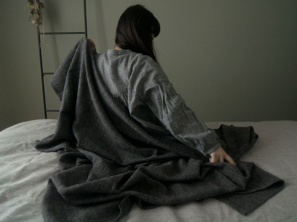 ベッドとリネンウールのマルチカバー