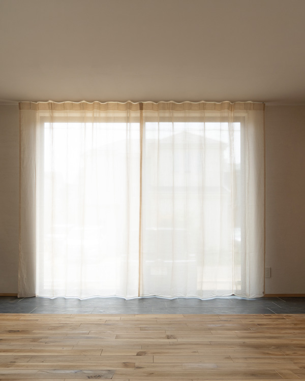 透明感のある麻レース_リネンカーテン商品写真_02ベージュ_フラットヒダなし