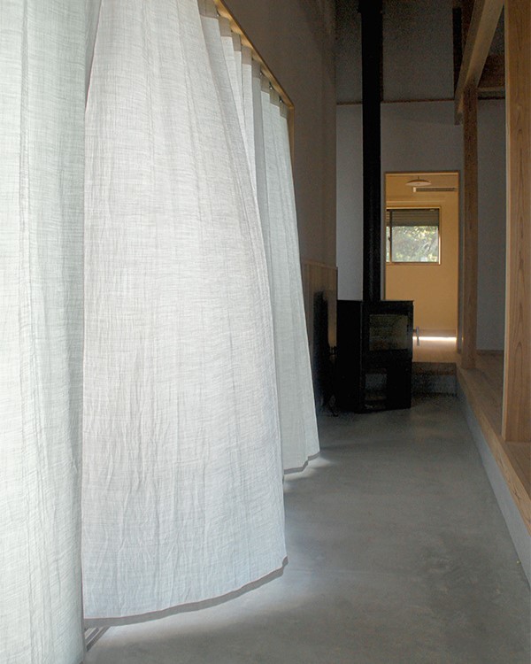 近江の麻の伝統技術リネンカーテン商品写真_05グレイ_フラットヒダなし