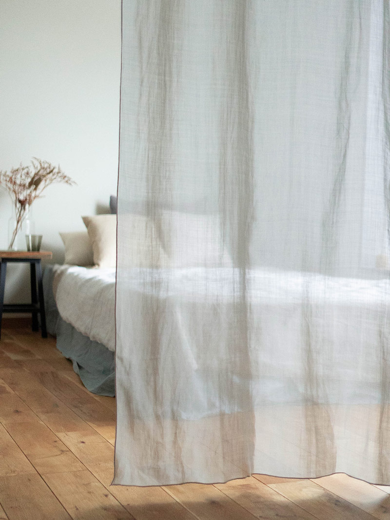 ベッドルームに透け感のある麻のレースカーテン